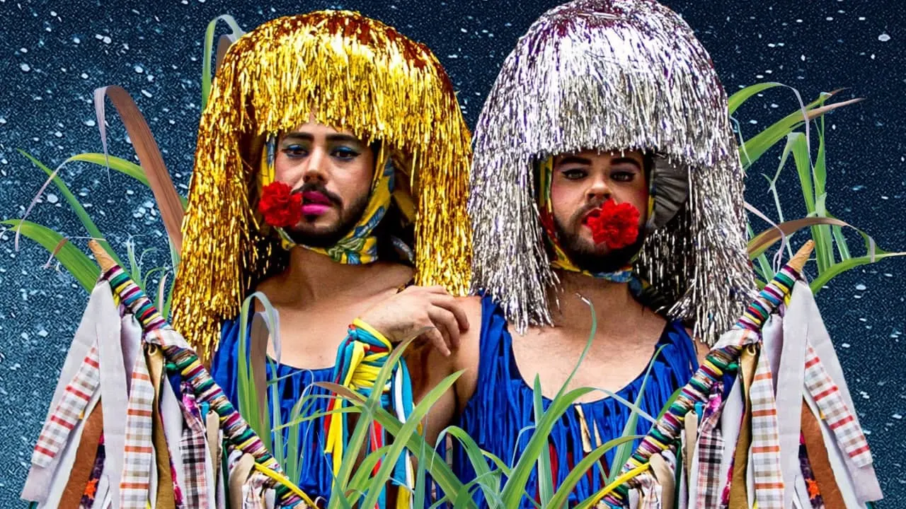 Colagem do álbum visual Drag de Lança: duas drags das Pitombas do Amor com perucas douradas e prateadas entre folhas de cana, sob céu estrelado