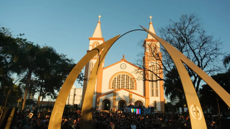 Late afternoon: the cathedral framed by the square’s golden arches.