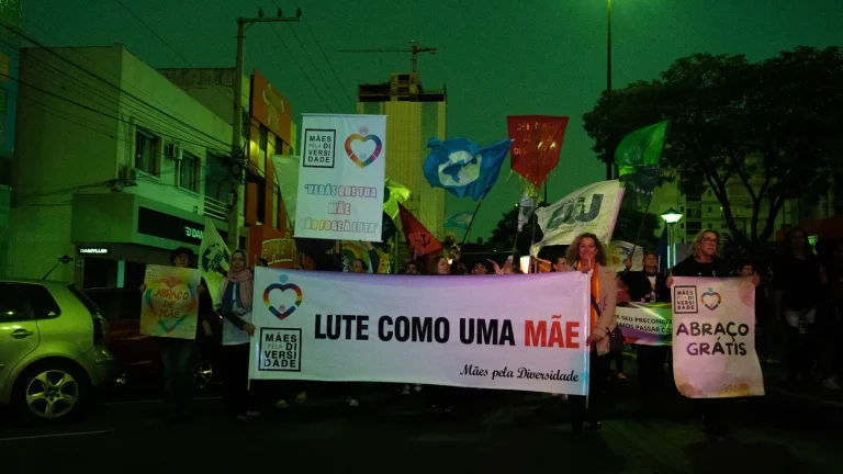 “Fight like a mother” banner by Mães pela Diversidade in the night march.