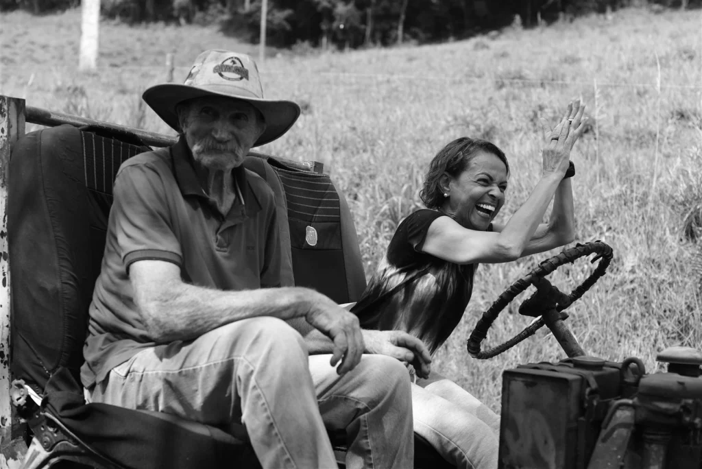 O que é de César: o casal no trator em meio ao campo, em preto e branco