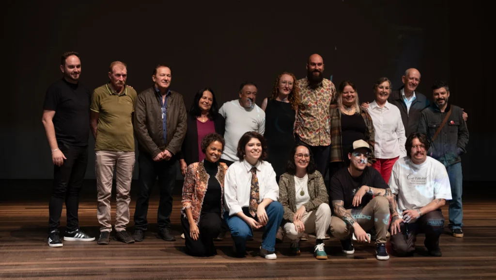 Equipe e elenco de O que é de César no palco do Teatro Alfredo Sigwalt, na estreia em Joaçaba