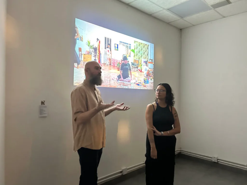 Rudolfo Auffinger e Gabi Bresola na conversa de abertura, diante da projeção de Vem de Berço