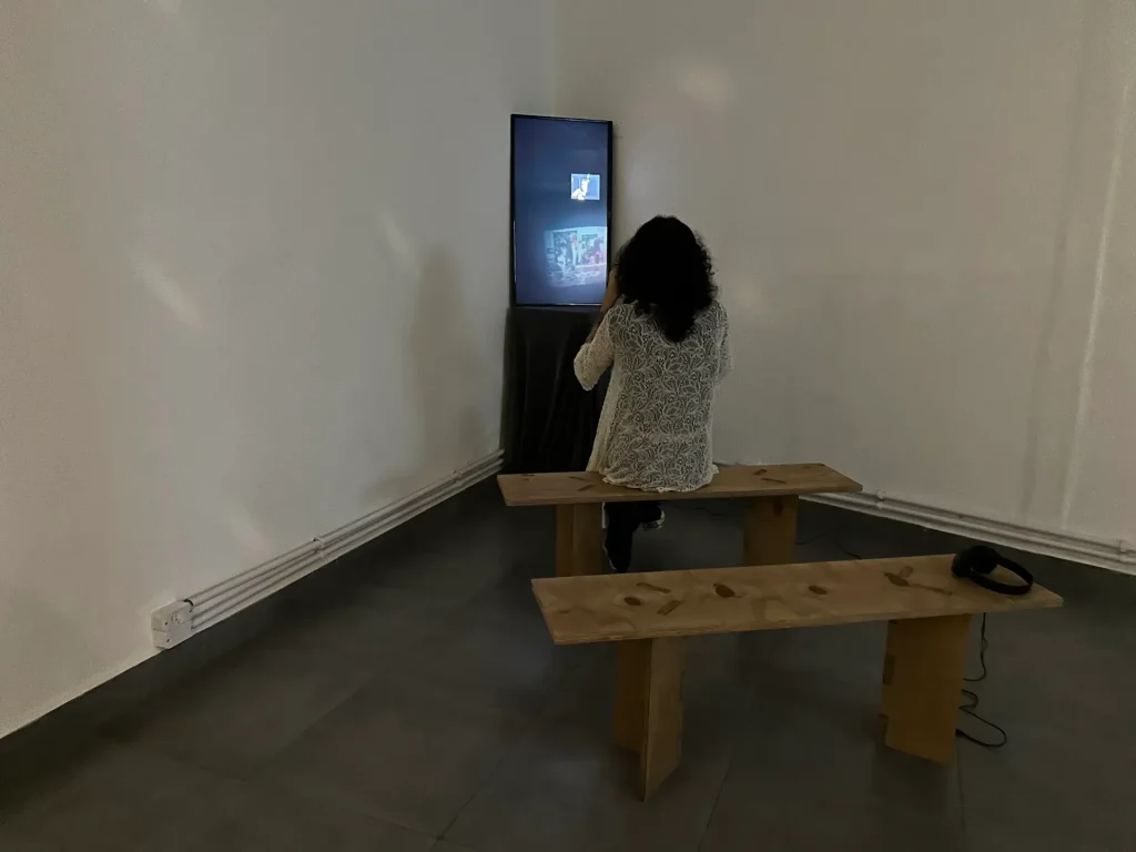 Visitante sentada no banco diante do monitor vertical com do peito da pele