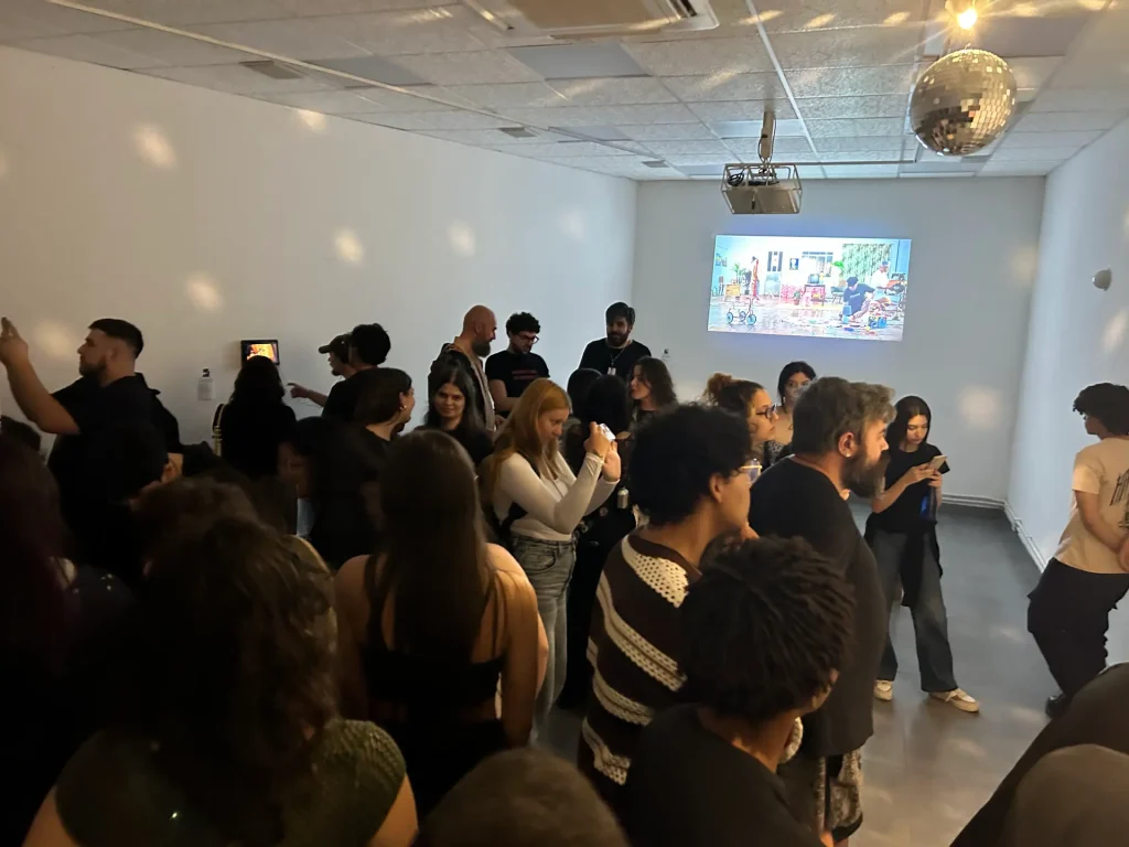 O globo espelhado sobre o público na abertura em Criciúma