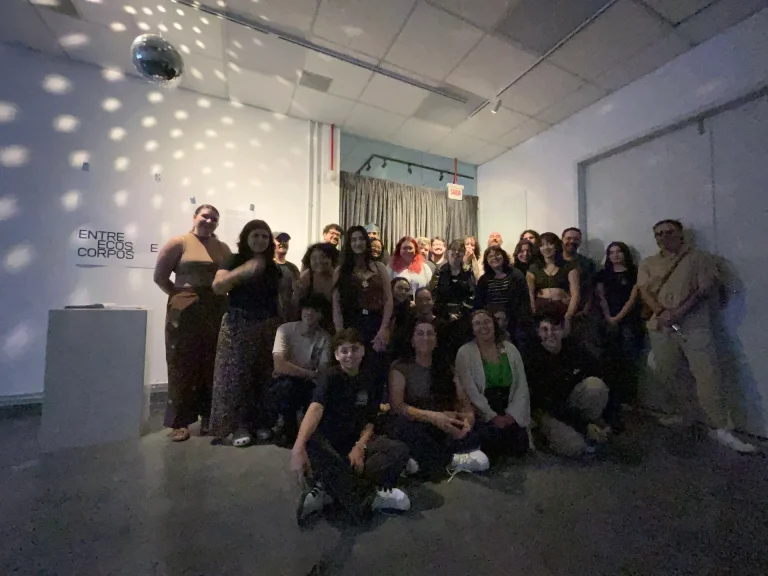 Equipe e público reunidos na abertura em Criciúma