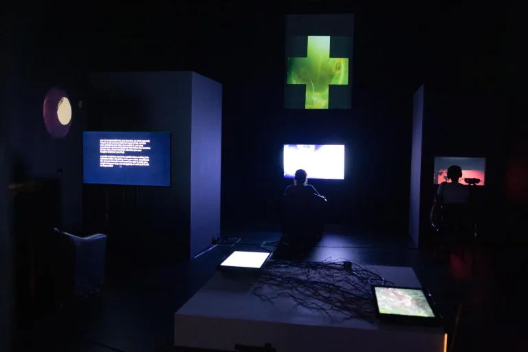 Instalação de do peito da pele na mostra do Núcleo Audiovisual Sesi/PR, em 2019, com a cruz verde no alto