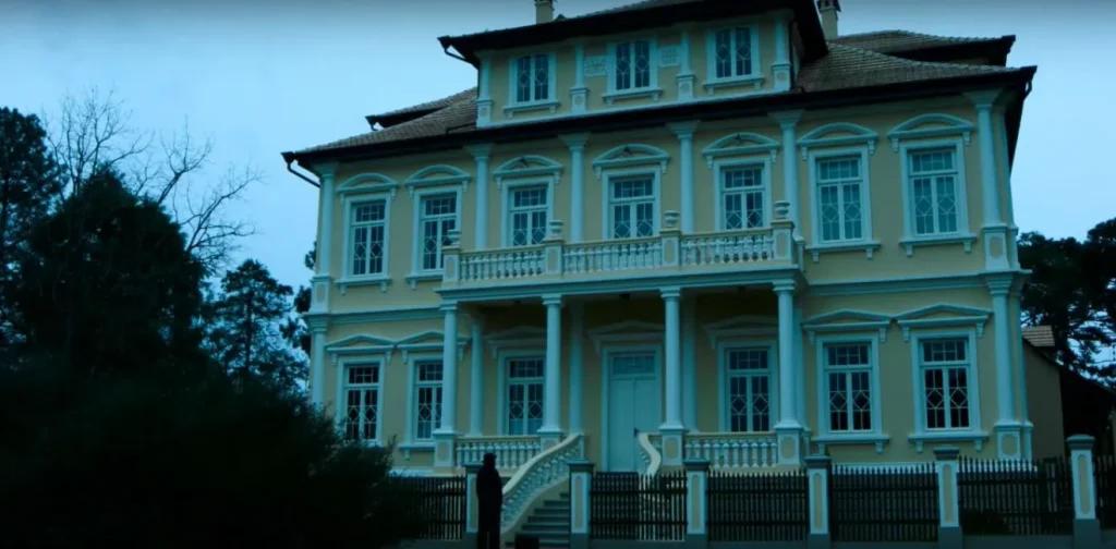 Preto Pálido: a fachada do casarão ao entardecer