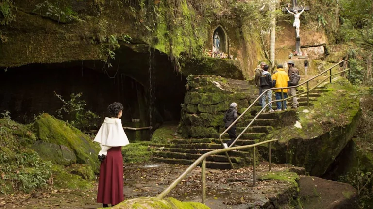 Set de filmagem de Preto Pálido na Lapa (PR): atriz diante de uma gruta com crucifixo
