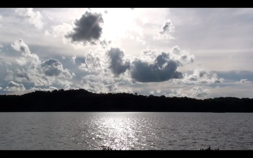Prisma (2013): o sol refletido no lago