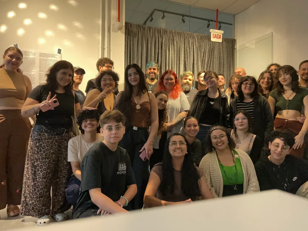 Foto de grupo do público na abertura de Entre Ecos e Corpos na Unesc