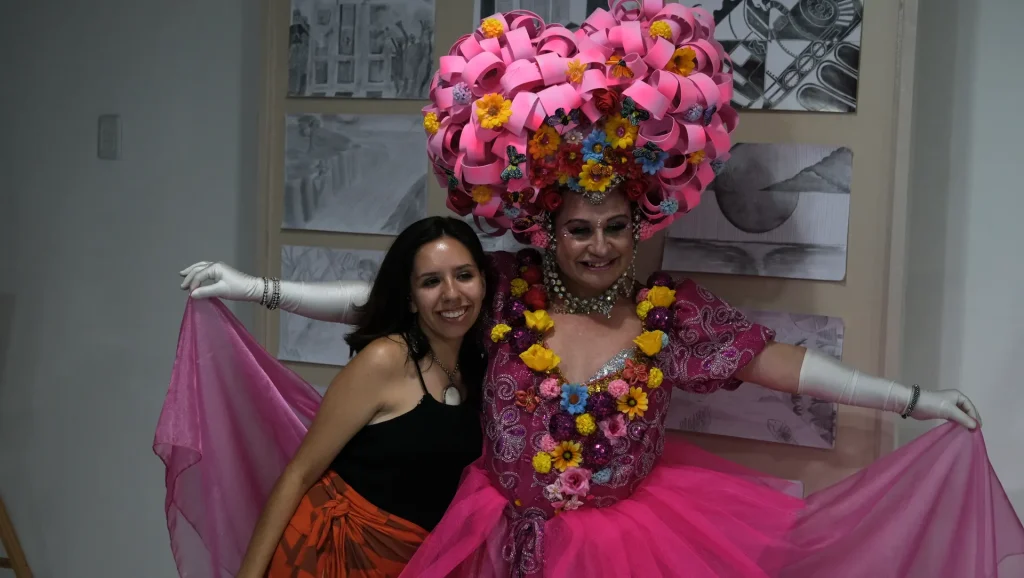 Participante abraça a drag de vestido rosa no Tela Expandida