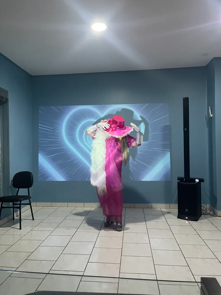 Performance com projeção de corações neon no Tela Expandida