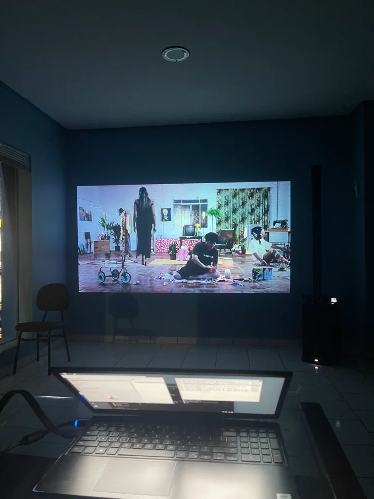 Exibição da videodança Danças do Cotidiano, de João Tomaz, no Tela Expandida