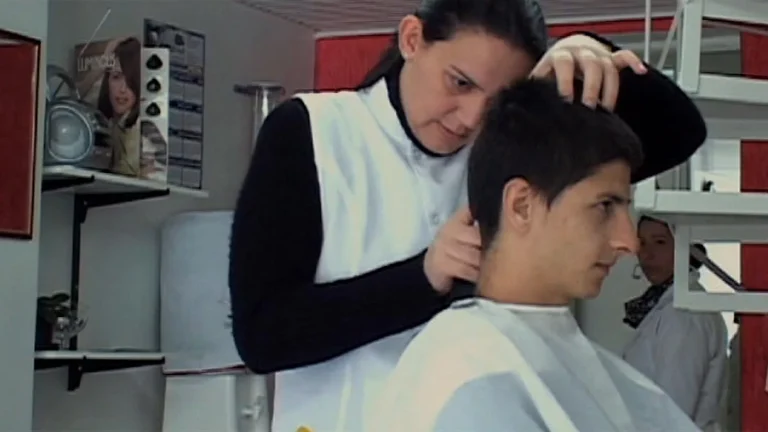 Traço Fuso: Alê corta o cabelo de um cliente