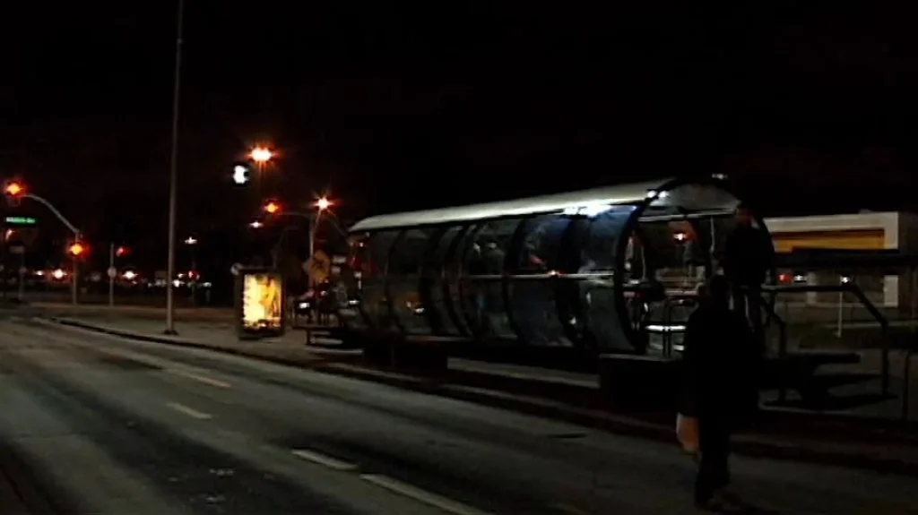 Traço Fuso: estação-tubo de Curitiba à noite