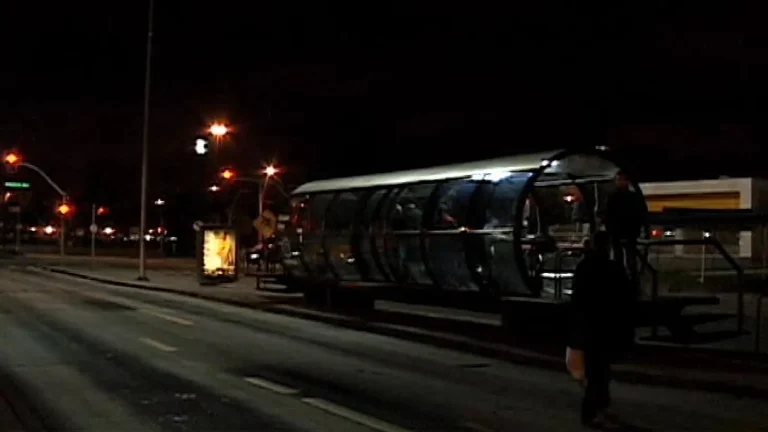 Traço Fuso: estação-tubo de Curitiba à noite