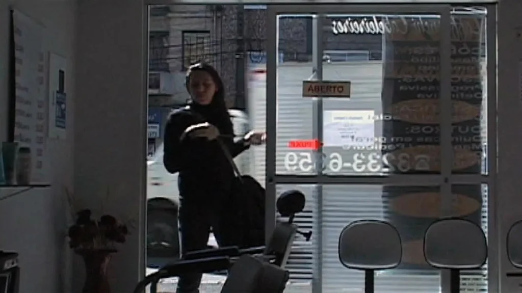 Traço Fuso: Alê vista pela vitrine do salão de beleza