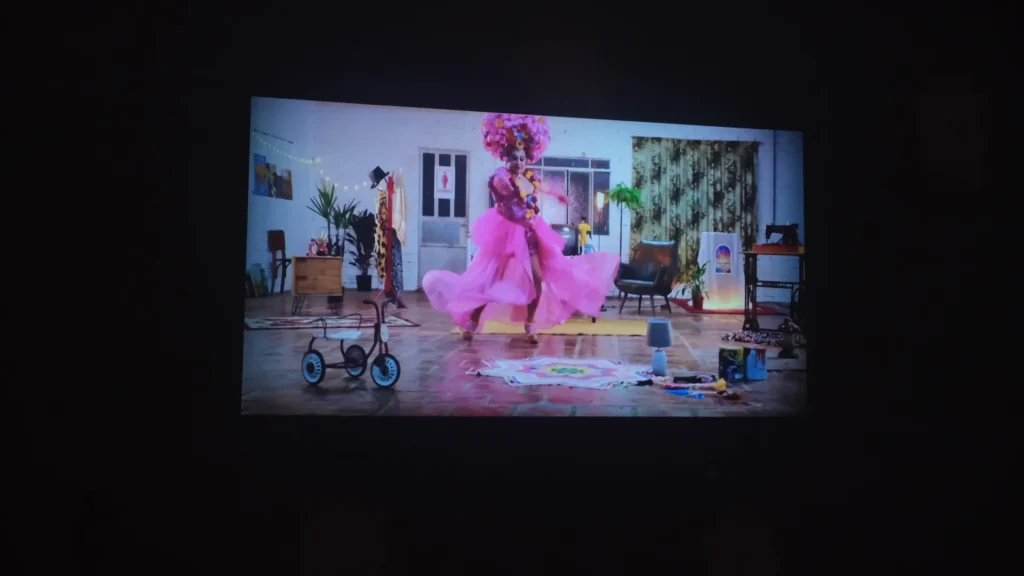 Vem de Berço projetado na exposição: a drag de rosa no centro da cena